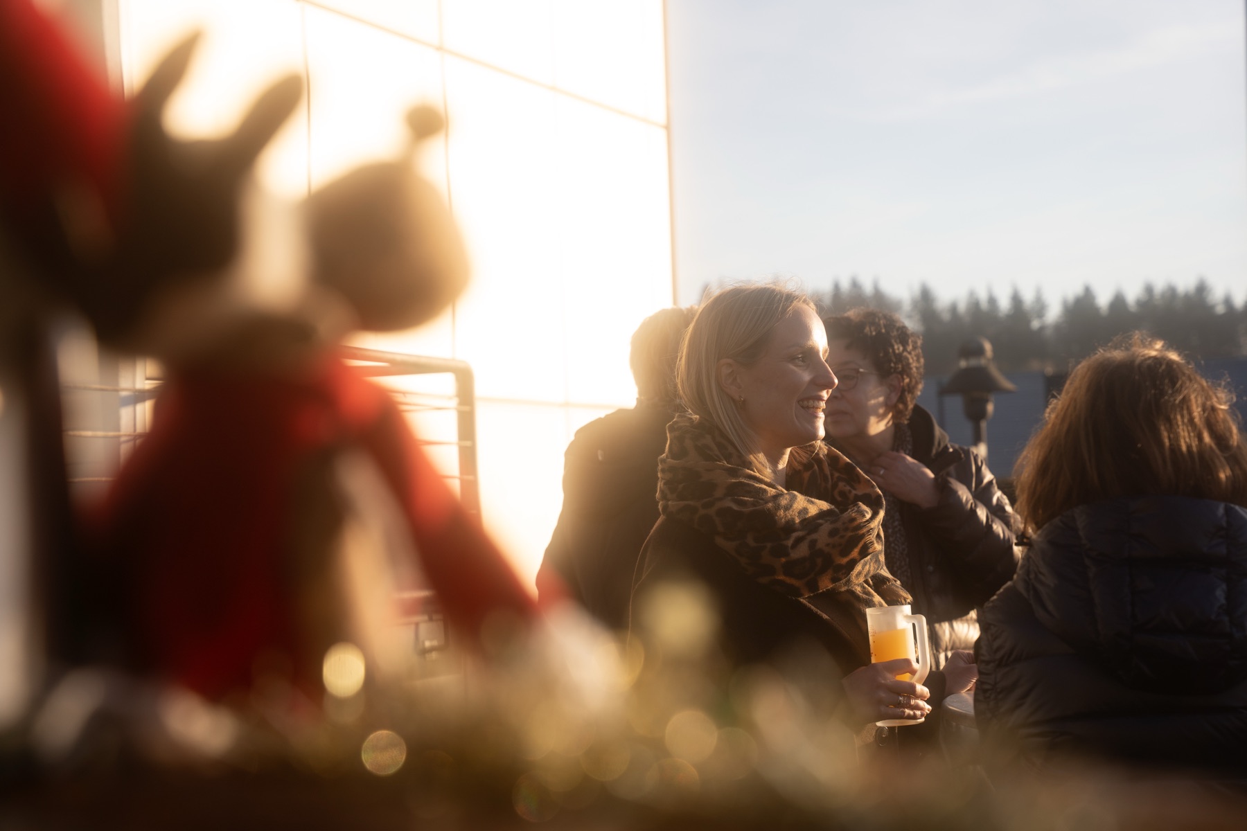 Gäste genießen den Abend im warmen Licht